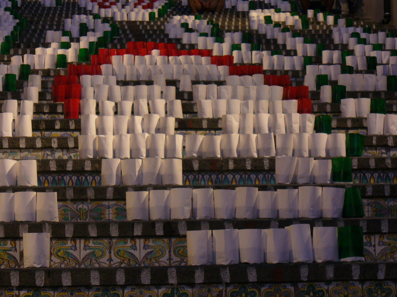 La Scala Illuminata di Caltagirone vista di notte con disegni luminosi sulle gradinate