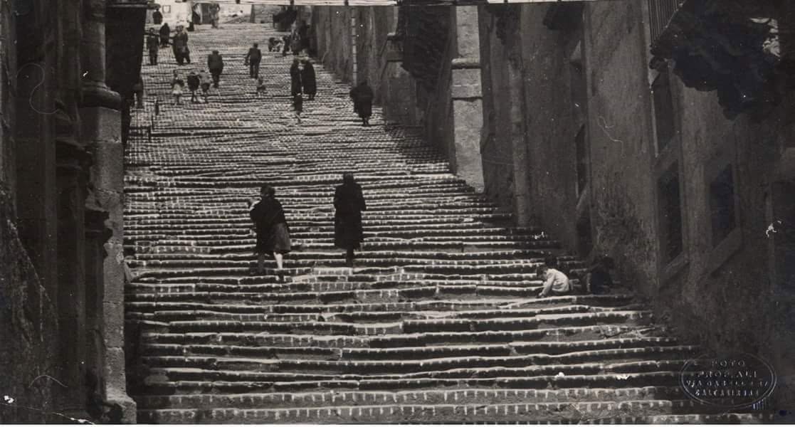 Scalinata di Santa Maria del Monte a Caltagirone in una vista anteriore alla maioliche